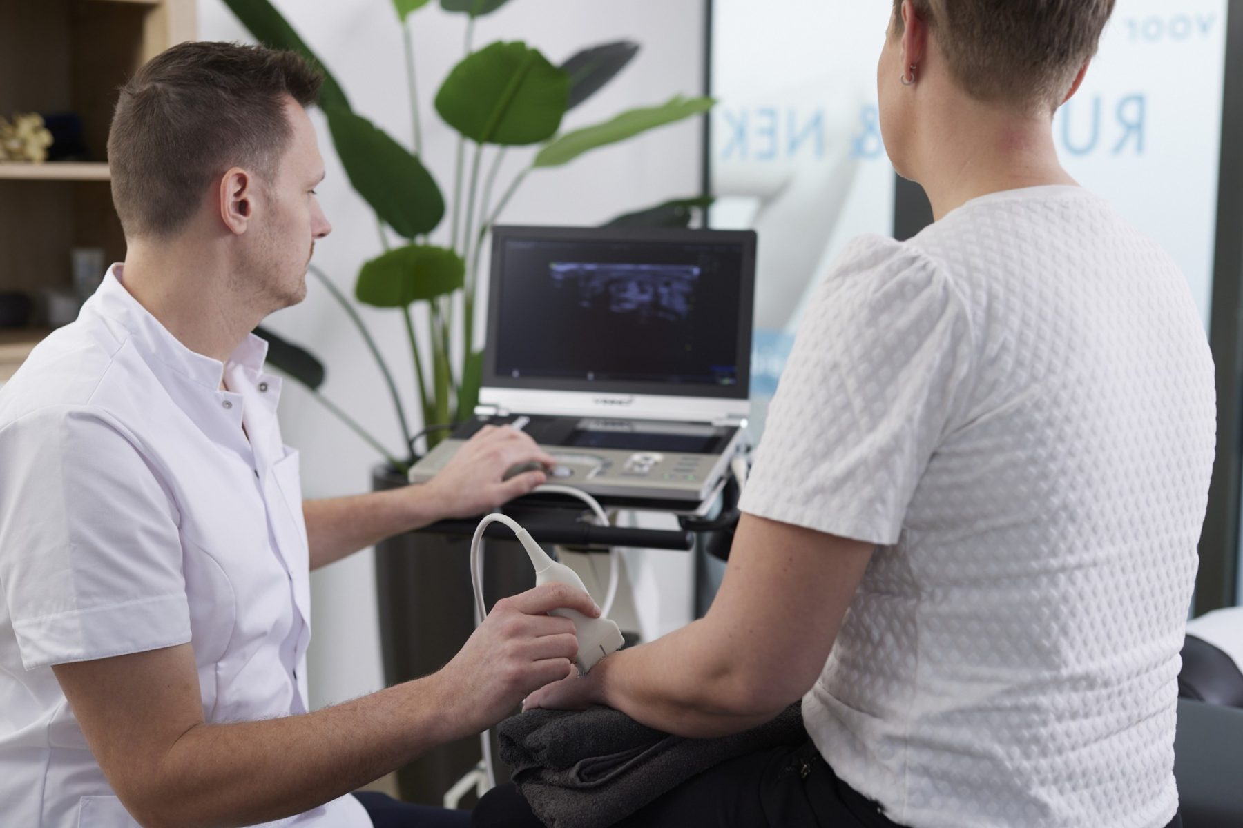 patient met elleboog klachten golferselleboog tennisarm