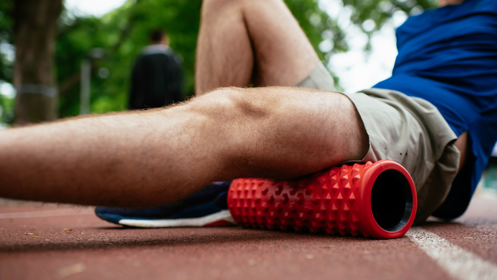 een sporter die spieren aan het foamrollen