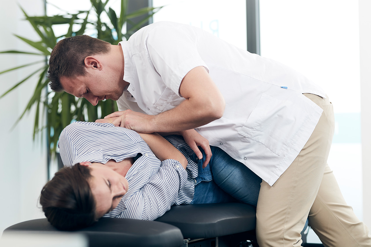 chiropractie die patient met lage rugklachten manipuleert